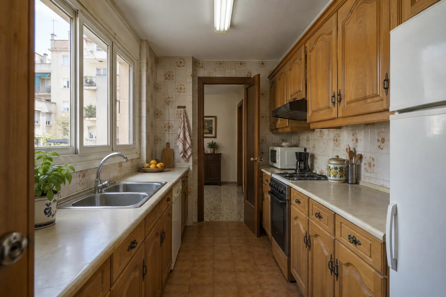 Cocina lineal en roble y piedra — Antes